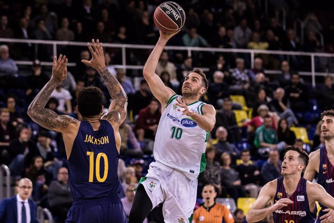 Archivo - Txemi Urtasun en su etapa en el Real Betis Energia Plus en un partido de la Liga Endesa contra el Bara en el Palau Blaugrana.