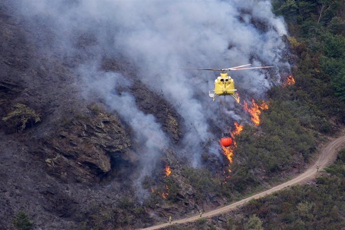 Archivo - O Courel, Lugo. Incendio declarado en la noche del viernes al sábado. Más de 80 ha. Han ardido durante la jornada del sábado en la parroquia de Ferreirós de Abaixo. En la imagen, un helicóptero sobrevuela la zona quemada en la tarde del sábado