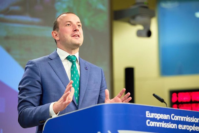 Archivo - HANDOUT - 22 June 2022, Belgium, Brussels: European Union commissioner for Environment and Oceans Virginijus Sinkevicius speaks during a joint press conference on the Nature Restoration Law and the Commission's proposal to halve the use of pes