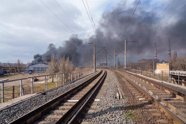 Archivo - Columna de humo junto a unas vías de tren cerca de Odesa, Ucrania