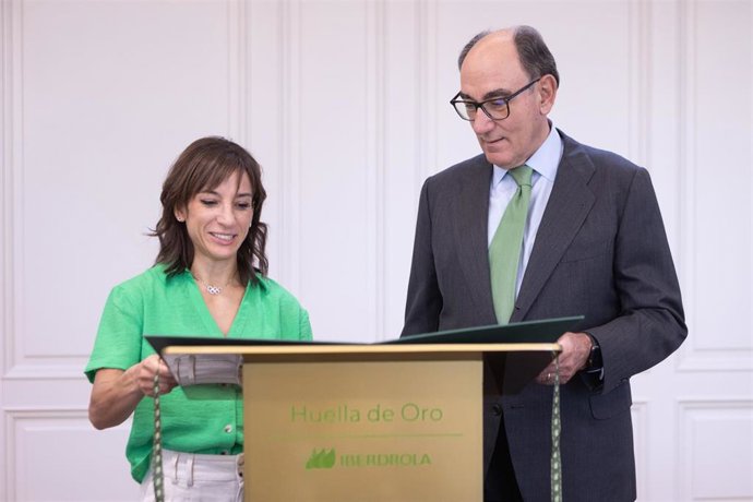 Sandra Sánchez junto a Ignacio Galán en el momento de recibir la 'Huella de Oro Iberdrola'