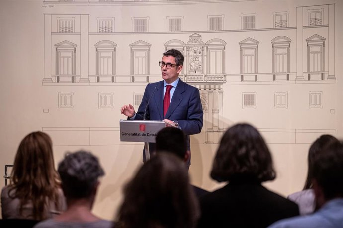 Archivo - El ministro de Presidencia Féliz Bolaños, realiza declaraciones tras una reunión con la consellera de Presidencia de la Generalitat, para esclarecer el supuesto monitoreo a secesionistas catalanes entre 2019 y 2020, a 24 de abril de 2022, en B