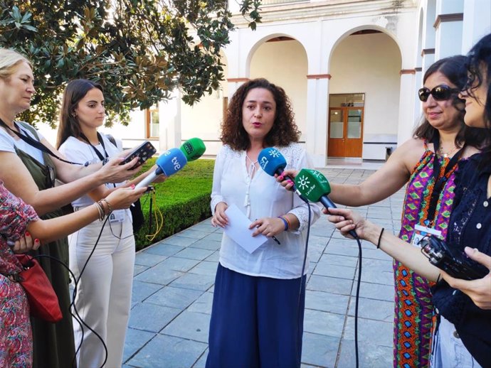 La portavoz parlamentaria de 'Por Andalucía', Inmaculada Nieto, atiende a los medios en el Parlamento andaluz.