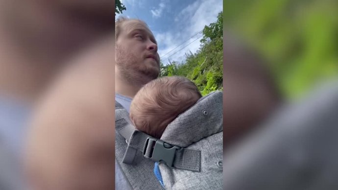 Este padre ciego pasea a su hijo pequeño con ayuda de su perro guía