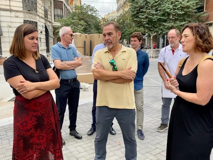 La vicealcaldesa y concejala de Desarrollo y Renovación Urbana, Sandra Gómez, (i) visita la obra en Isabel la Católica