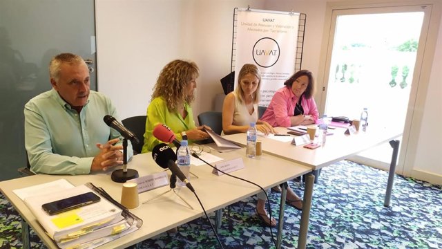 Rueda de prensa del asesor de la Uavat, Robert Manrique, la presidenta de la Uavat, Sara Bosch; la vicepresidenta, Elisa Micciola, y la abogada Montserrat Fortuny, el 27 de julio de 2022.