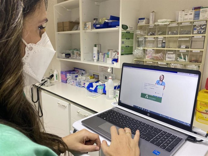 Una enfermera usando la nueva aplicación para el registro de Enfermería de Urgencias.