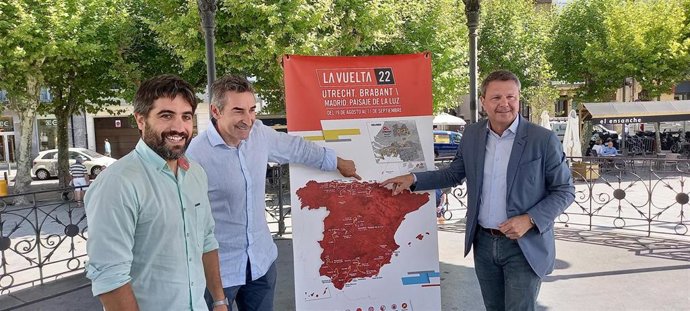 El delegado de Deportes, Borja Olazabal,  el director técnico de La Vuelta, Fernando Escartín, y el alcalde de Irun, José Antonio Santano