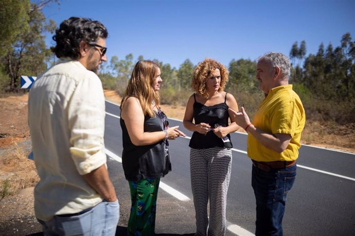 La presidenta de la Diputación de Huelva, María Eugenia Limón, en su visita para conocer las obras acometidas en la carretera provincial HU-3103, que va de  la N-435 a Fuente de la Corcha (Beas).