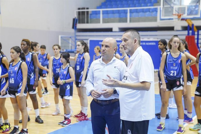 El diputado de Deportes, José Antonio García, visita el Campus de Baloncesto en las instalaciones deportivas de la Diputación de Almería