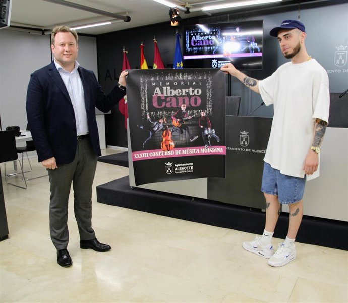 El vicealcalde de Albacete, Vicente Casañ, junto a Gabriel Diaz 'Shoda Monkas'.