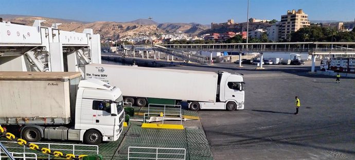 Desembarco de camiones en el puerto de Almería