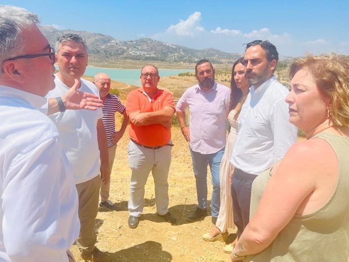 El secretario general del PSOE de Málaga, Daniel Pérez, en el pantano de La Viñuela