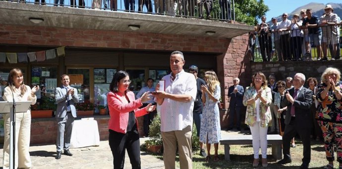 La ministra de Sanidad, Carolina Darias, entrega de la Cruz Sencilla de la Orden Civil del Ministerio de Sanidad al coordinador médico del centro de salud Lafortunada, Guillermo Bernués.