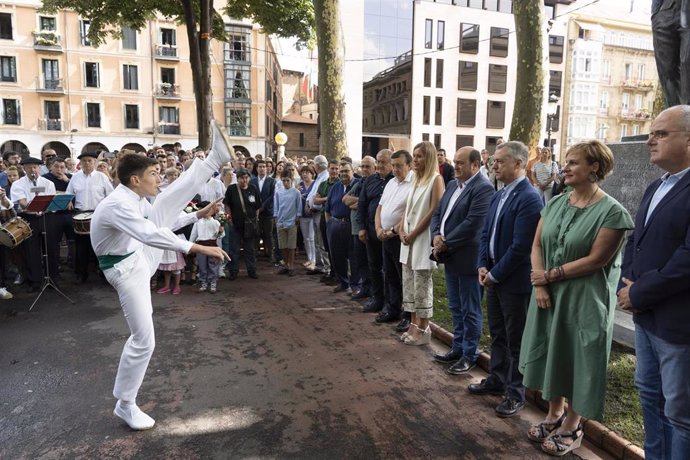 Archivo - El lehendakari, Iñigo Urkullu (3d), el presidente del EBB del PNV, Andoni Ortuzar (4d) y la presidenta del Bizkai Buru Batzar de EAJ-PNV,Itxaso Atutxa  (2d), durante el arresku que se ha bailado en el ac 124 aniversario del PNV