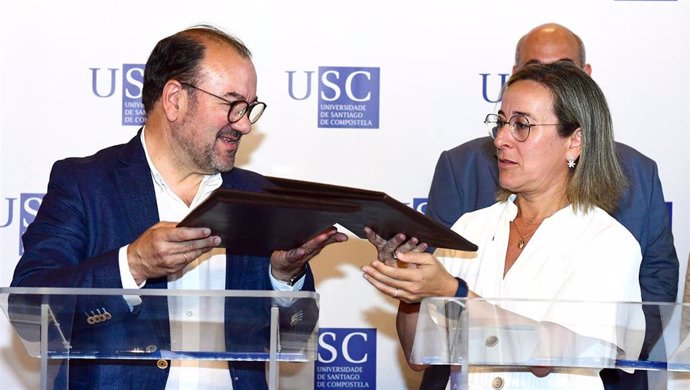 El rector de la USC, Antonio López, y la conselleira de Infraestruturas e Mobilidade, Ethel Vázquez, firman un convenio de colaboración para "convertir" en recursos productos recuperados de las depuradoras