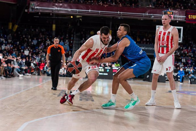 Archivo - Nikola Kalinic intenta penetrar a canasta en el Palau Blaugrana como jugador del Estrella Roja