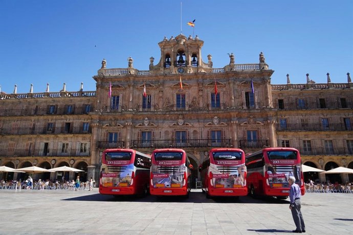 Los autobuses de Avanza que llevan la imagen de Salamanca en la plaza Mayor, delante del Ayuntamiento.
