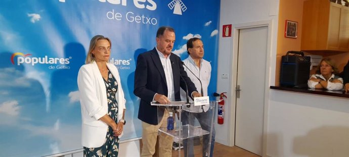 El presidente del PP del País Vasco, Carlos Iturgaiz, junto a los también dirigentes del PP Raquel González y Eduardo Andrade, en rueda de prensa en el barrio de Las Arenas de Getxo (Bizkaia)