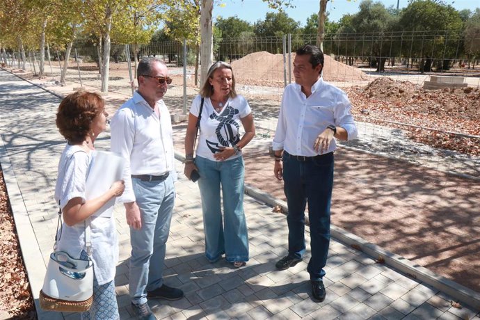 Bellido (dcha.), junto a Albás y Álvarez, en la visita a las obras del circuito de El Tablero.