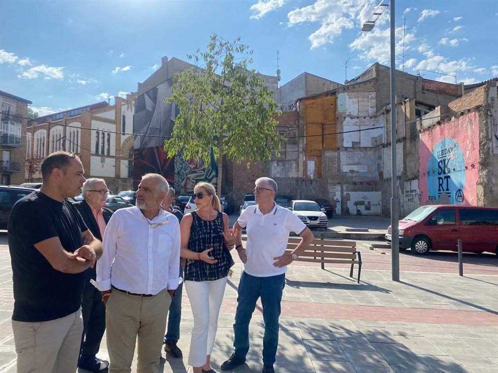 El líder de Cs en Catalunya, Carlos Carrizosa, visita el centro histórico de Lleida con el diputado Matías Alonso y la concejal de Cs en el Ayuntamiento de Lleida, María Burrel, el 27 de julio de 2022.