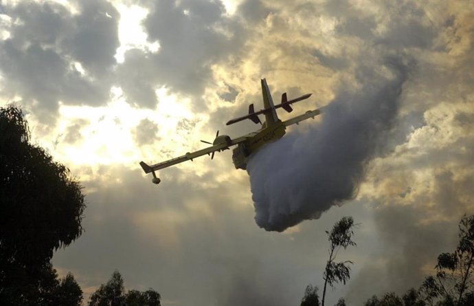 Archivo - Un hidroavión descarga en un incendio en Almería en una imagen de archivo