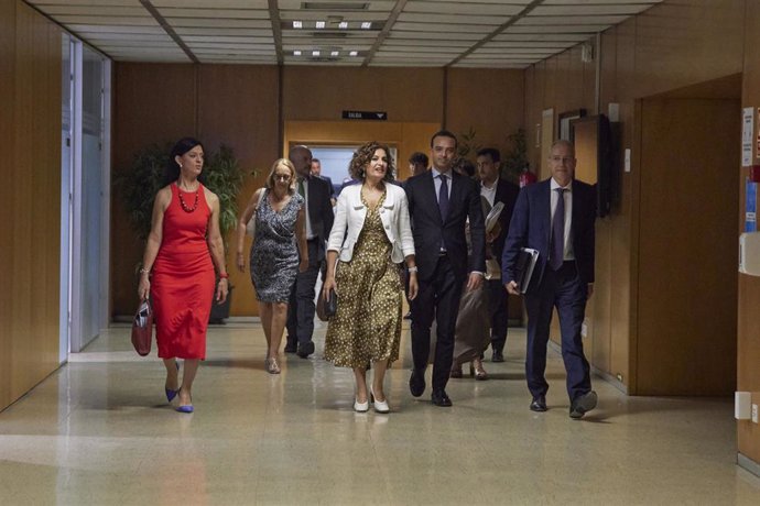 La ministra de Hacienda, María Jesús Montero (c), a su llegada al consejo de Política Fiscal y Financiera, a 27 de julio de 2022, en Madrid (España).  