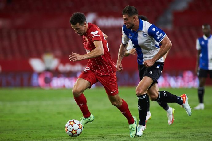 Archivo - Oussama Idrissi conduce la pelota en el Sevilla-Deportivo Alavés de LaLiga Santander 2021-2022