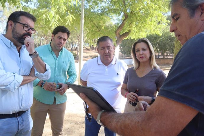 La alcaldesa de Alcalá de Guadaíra, Ana Isabel Jiménez, ha visitado este miércoles el Parque de Oromana para comprobar el proyecto de modernización.