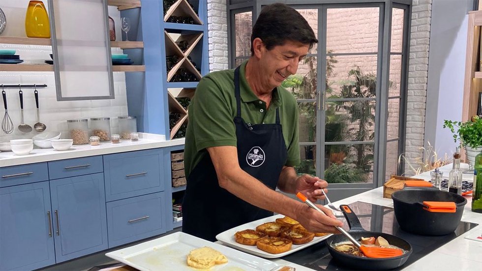 El exvicepresidente de la Junta de Andalucía Juan Marín prepara torrijas en el programa de Canal Sur TV 'Cómetelo'.