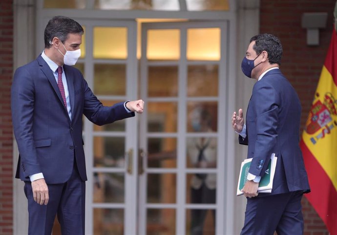 Archivo - El presidente del Gobierno, Pedro Sánchez (i), y el presidente de la Junta de Andalucía, Juanma Moreno, en la reunión que mantuvieron el 17 de junio de 2021