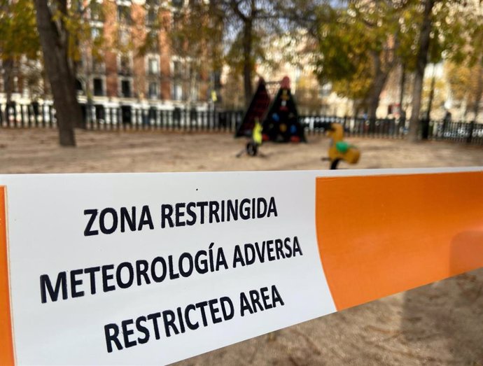 Archivo - Zona restringuida en el parque de El Retiro por metereología adversa.