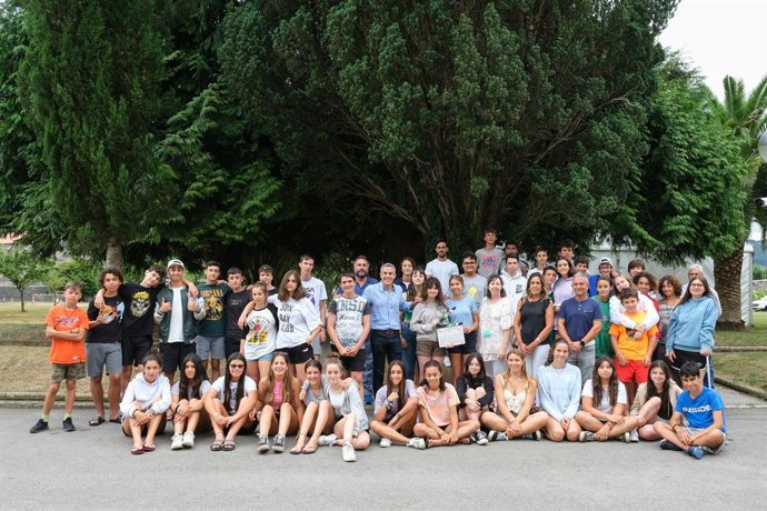 El vicepresidente de Cantabria y consejero de Universidades, Igualdad, Cultura y Deporte, Pablo Zuloaga, visita el campamento de cine de Solórzano