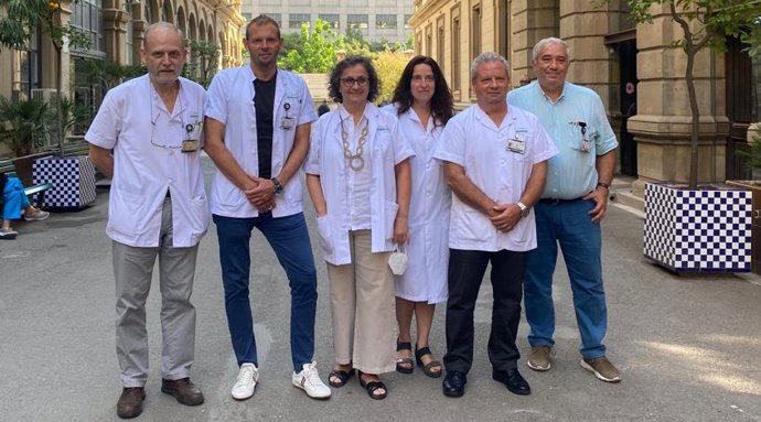De izquierda a derecha: los investigadores Josep M. Miró, Juan Ambrosioni, Sonsoles Sánchez-Palomino, Núria Climent, Josep Mallolas y José Alcamí.