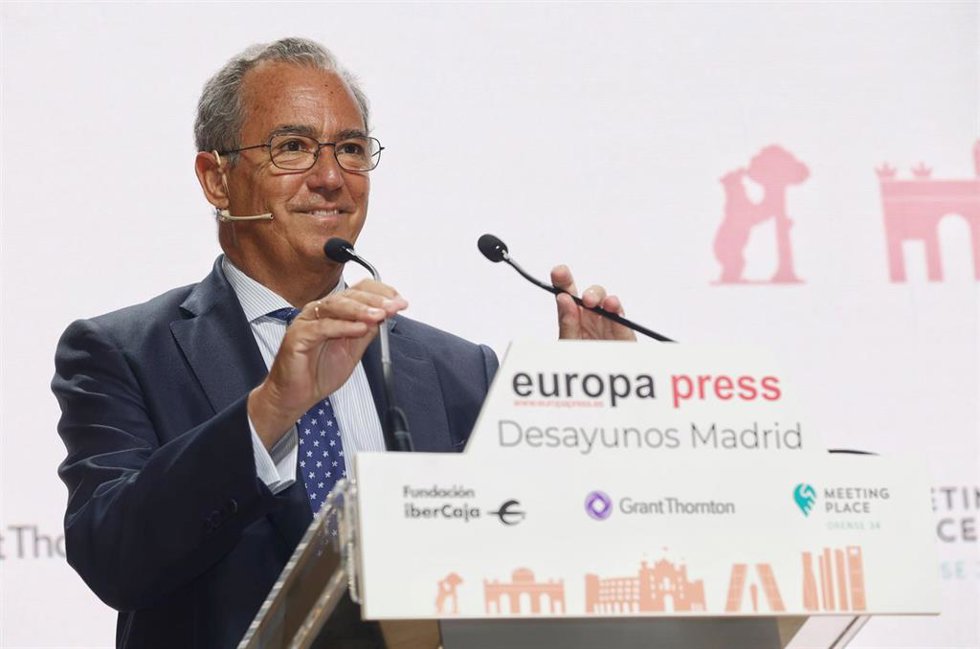 Archivo - El vicepresidente, consejero de Educación, Universidades y Ciencia, y portavoz del Gobierno de la Comunidad de Madrid, Enrique Ossorio, interviene en un desayuno informativo de Europa Press Madrid.