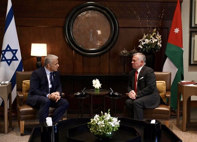 El primer ministro israelí, Yair Lapid, con el rey Abdalá II de Jordania