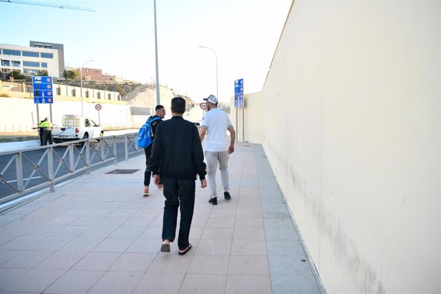 Archivo - Varias personas cruzan de Marruecos a España el día en que se han abierto las fronteras para trabajadores transfronterizos de Marruecos, en la frontera de Ceuta, a 31 de mayo de 2022, en Ceuta (España). 