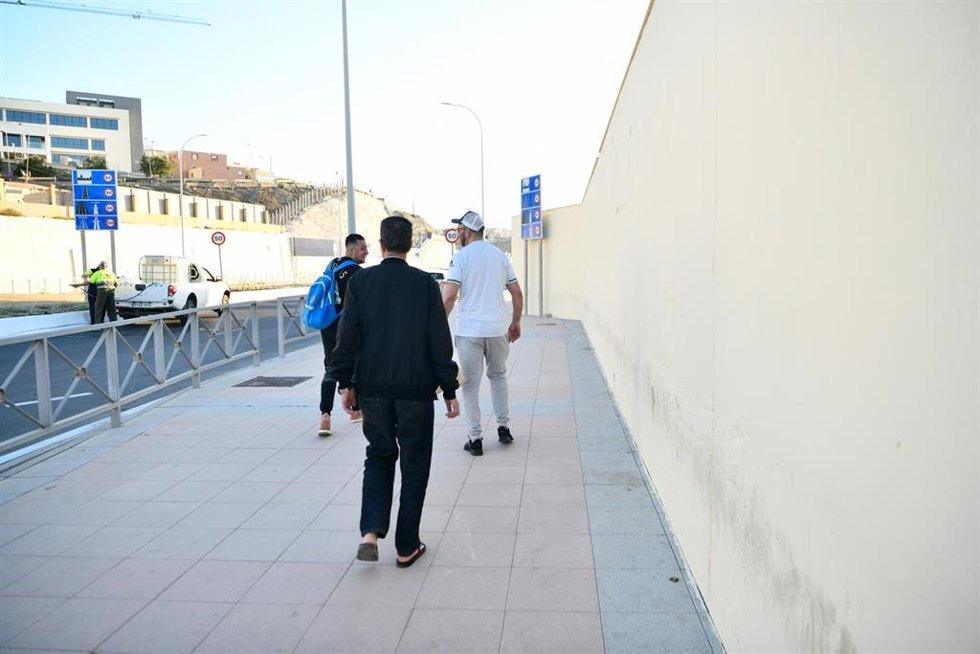 Archivo - Varias personas cruzan de Marruecos a España el día en que se han abierto las fronteras para trabajadores transfronterizos de Marruecos, en la frontera de Ceuta, a 31 de mayo de 2022, en Ceuta (España).