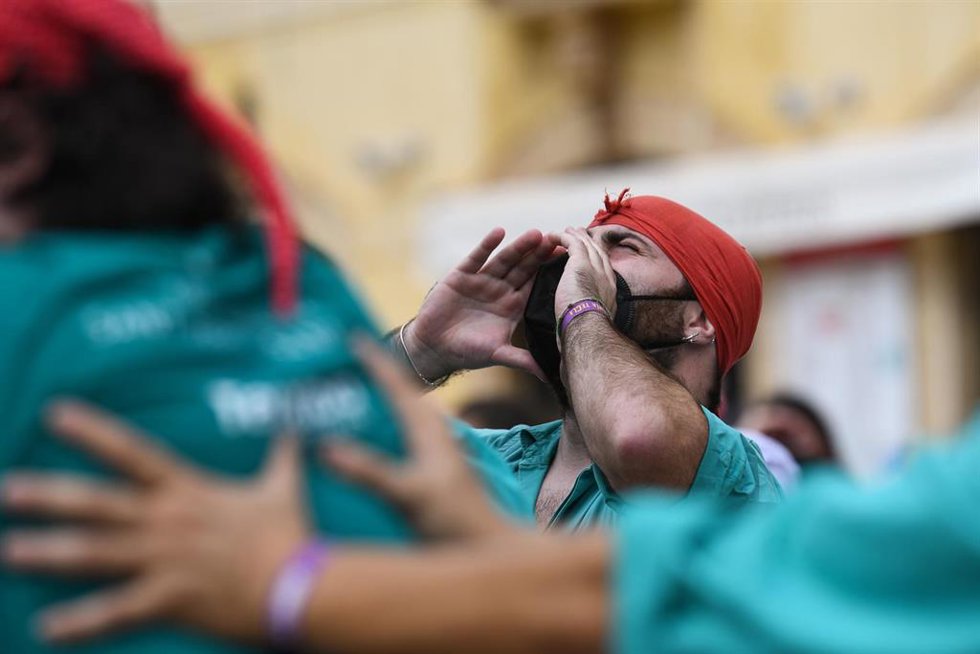 Archivo - Un hombre de Sant Pere Sant Pau grita durante la formación de un casteller por la festividad de Santa Tecla, a 23 de septiembre de 2021, en Tarragona