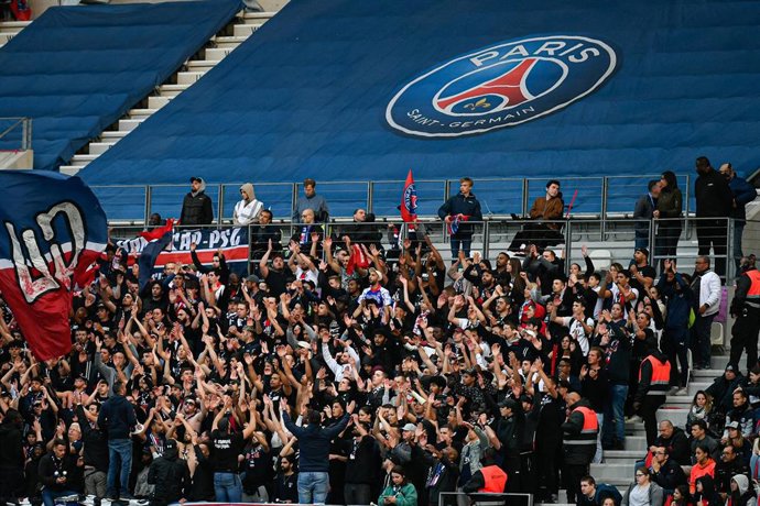 Archivo - Grupo ultra del PSG durante un partido de liga francesa