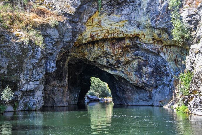 El túnel de Montefurado fue excavado en torno al año 100 de nuestra era para secar un meandro del río Sil y poder extraer con más facilidad el oro depositado en sus sedimentos.