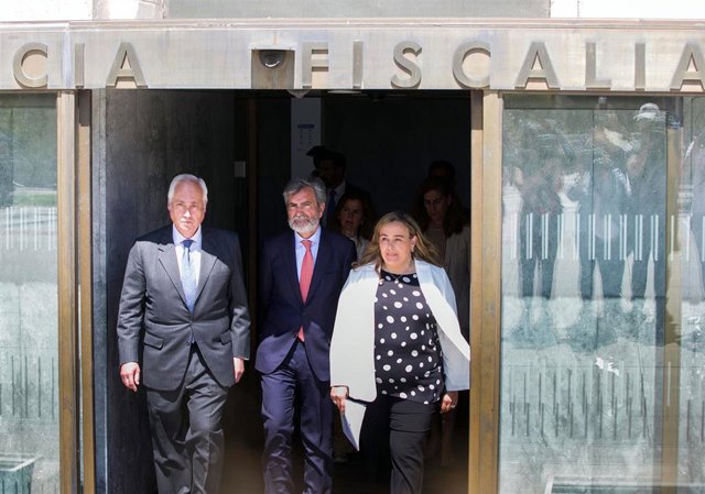 Archivo - (I-D) El presidente del Tribunal Superior de Justicia de Castilla y León, José Luis Concepción; el presidente del Supremo y del CGPJ, Carlos Lesmes y la jueza decana de Burgos, Blanca Subiñas, a su salida de la clausura de las XXX Jornadas Nacio