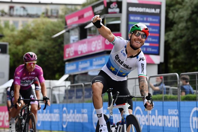 Archivo - El ciclista italiano Giacomo Nizzolo celebra su triunfo en el Giro de Italia de 2021 en la etapa entre Ravenna y Verona.