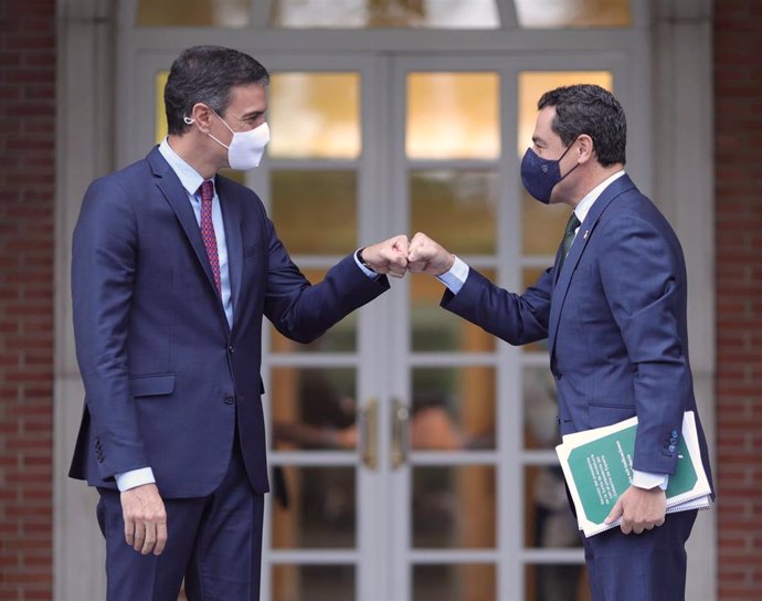 Archivo - El presidente del Gobierno, Pedro Sánchez (i), saluda con el puño al presidente de la Junta de Andalucía, Juan Manuel Moreno Bonilla, a su llegada al Palacio de la Moncloa, a 17 de junio de 2021. Se trata de la primera reunión oficial de ambos
