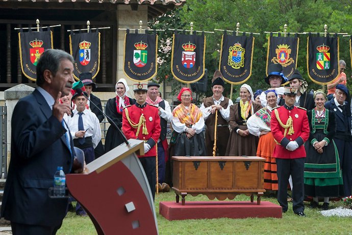 Archivo - El presidente regional, Miguel Ángel Revilla, interviniendo en el Día de las Instituciones (Archivo)