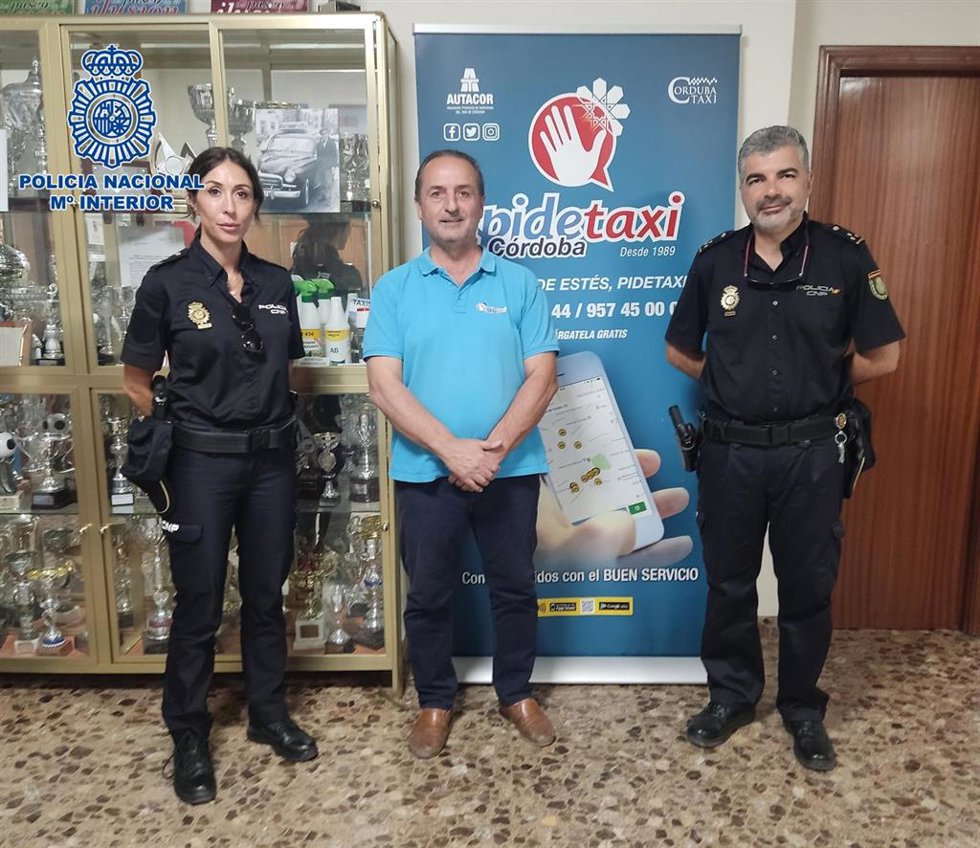 Miguel Ruano (centro) y Alejandro Palacios (dcha.), en la sede de Autacor.