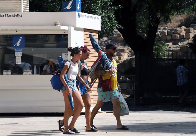 Malagueños y turistas hacen frente a la ola de calor que hoy sufre la ciudad que ha llegado a los  40 grados de máxima a 26 julio de 2022 en Málaga, Andalucía.