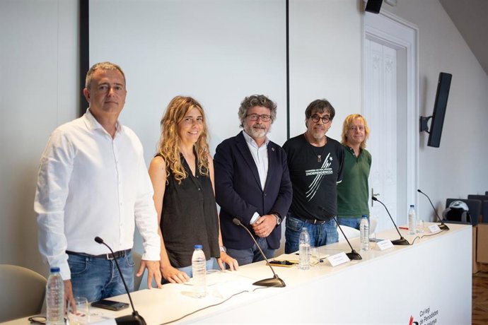 El presidente de la AMI, Jordi Gaseni; la dirigente de mnium Blanca de Llobet; el dirigente del CxRep Antoni Castell; el vicepresidente de la ANC Jordi Pesarrodona y el secretario general de la Intersindical, Sergi Perelló.
