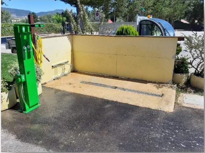 Estación de reparación y lavado de bicicletas.