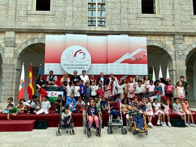 Recepción en el Parlamento de Cantabria a los niños y niñas del programa 'Vacaciones en paz' que pasarán el verano en Cantabria